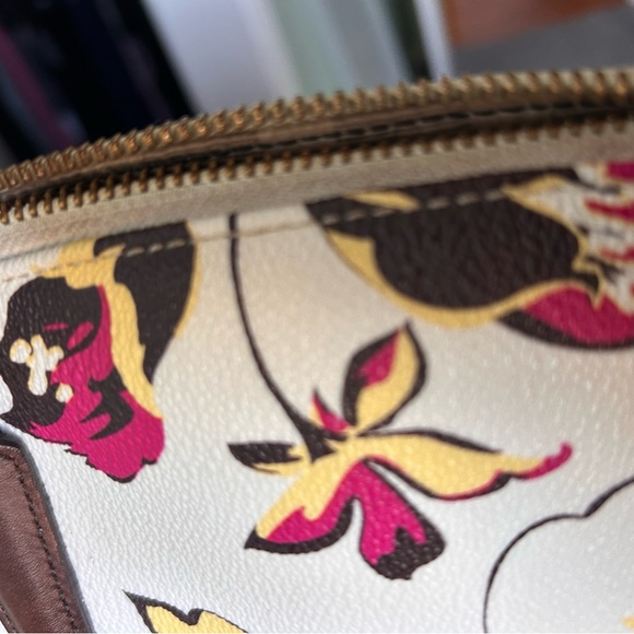 VINTAGE BRAHMIN LARGE DUXBURY PINK YELLOW
DAHLIA FLORAL SHOULDER
BAG/PURSE-STRAP - Picture 10 of 13